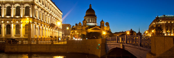Isaakskathedrale (Mitte) und Astoria Hotel (rechts) in St. Petersburg