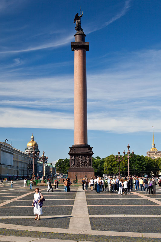 Die Alexanders�ule auf dem Schlossplatz in St. Petersburg gilt als h�chste Triumphs�ule der Welt. Rechts der S�ule befindet sich die Eremitage.