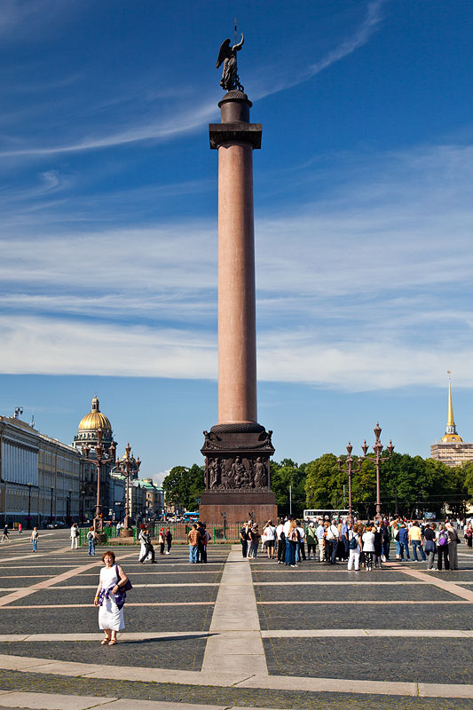 Die Alexandersule auf dem Schlossplatz in St. Petersburg gilt als hchste Triumphsule der Welt. Rechts der Sule befindet sich die Eremitage.
