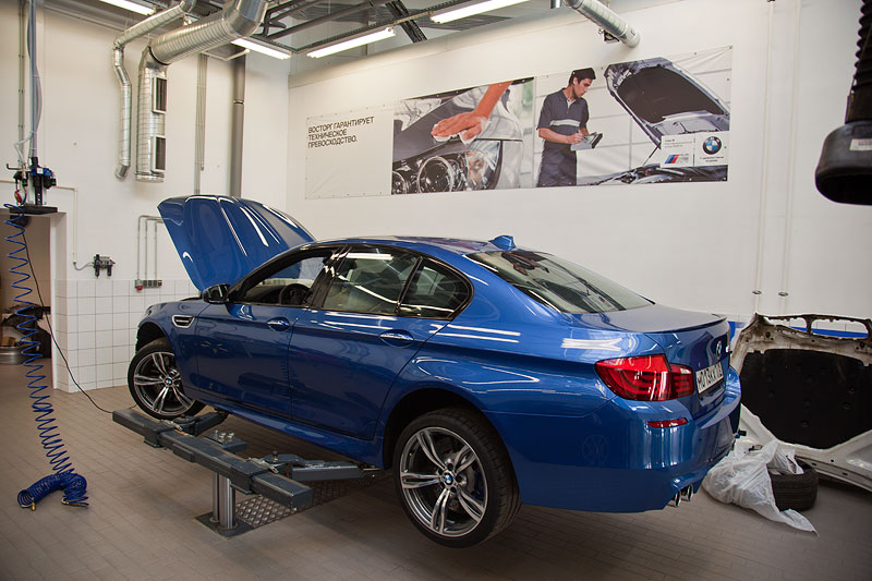 Der BMW M Hndler in St. Petersburg hat eine eigene Lackiererei und Karosserie-Werkstatt.