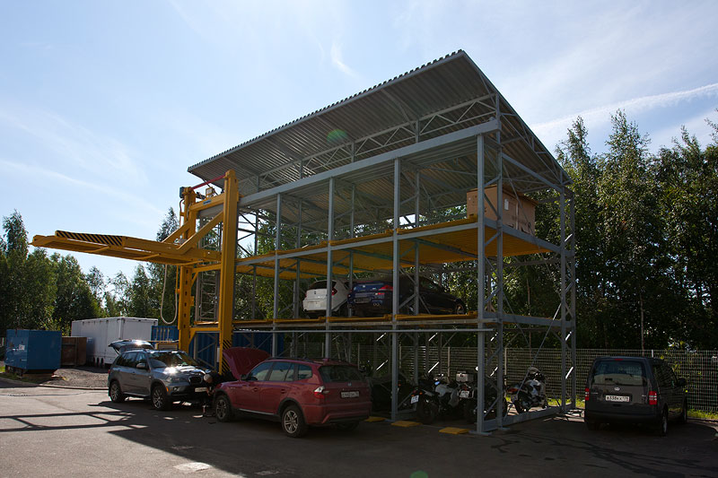 Parkhaus im Hinterhof des BMW M H�ndlers. Hier werden u. a. auch Motorr�der gelagert.