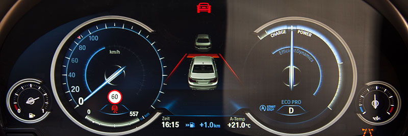 Multi-Instrumenten-Display im BMW 750i (F01 LCI), Anzeige von Fahrzeugsymbolen bei aktiver Geschwindigkeitsregelung zwischen den Rundinstrumenten