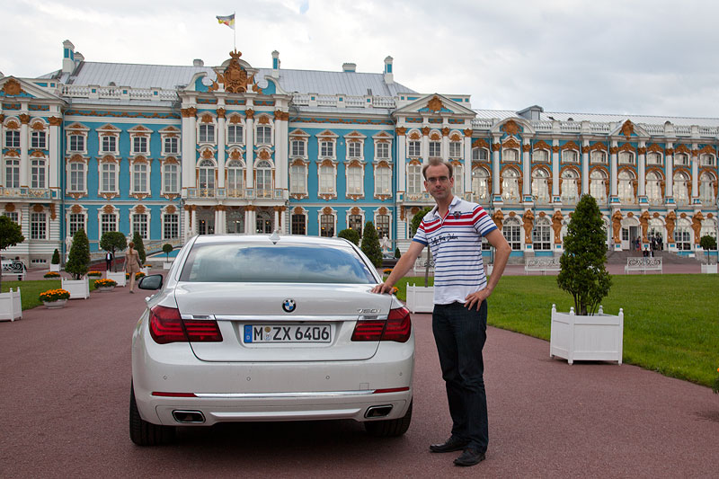 Christian Sch�tt mit seinem Testfahrzeug BMW 750i (F01 LCI) in St. Petersburg