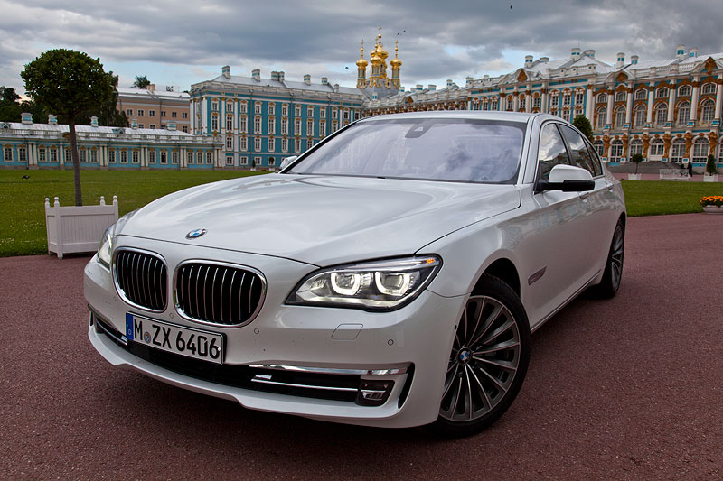 BMW 750i (F01 LCI) nach der Testfahrt am Katharinenpalast in St. Petersburg
