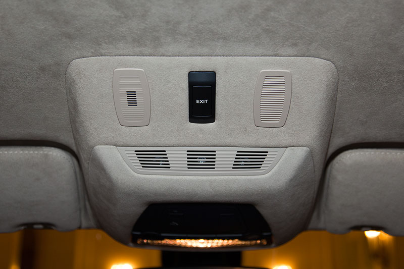 BMW 760Li High Security (F03 LCI), Exit-Schalter im Dach, �ber den die Frontscheibe im Zweifel heraus 'gesprengt' werden kann.