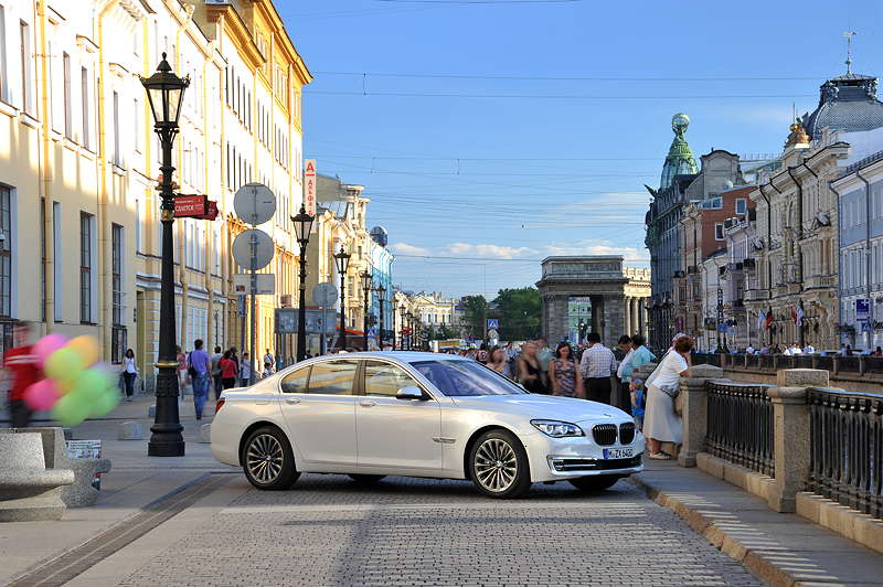 BMW 750i (F01 LCI) on location in St. Petersburg