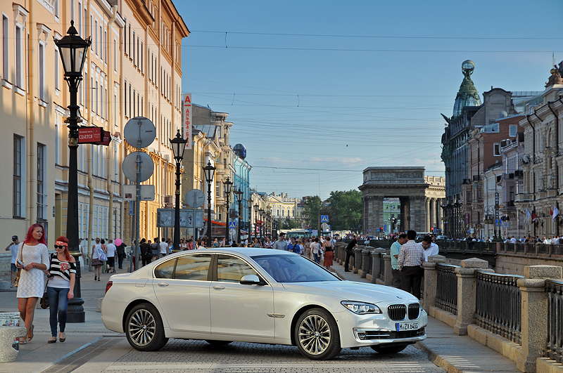 BMW 750i (F01 LCI) on location in St. Petersburg