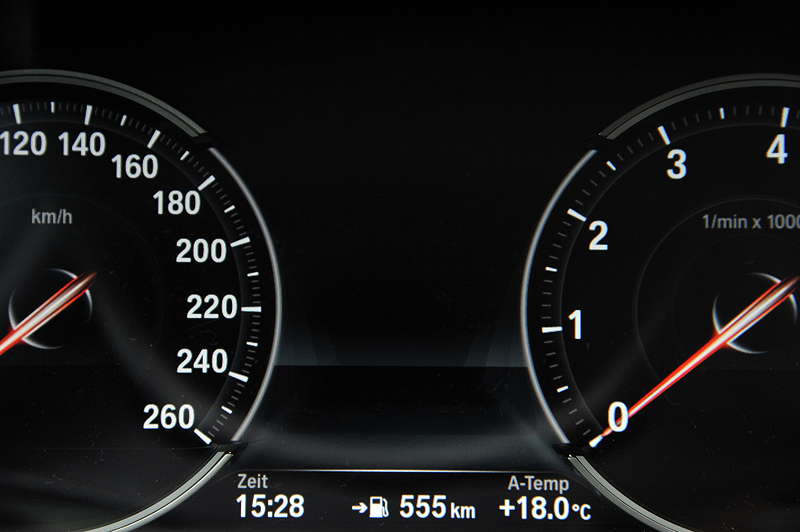 BMW 750i (F01 LCI), Multifunktions-Instrumenten-Display