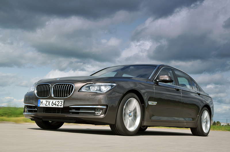 BMW 750Li (F02 LCI) on location in St. Petersburg