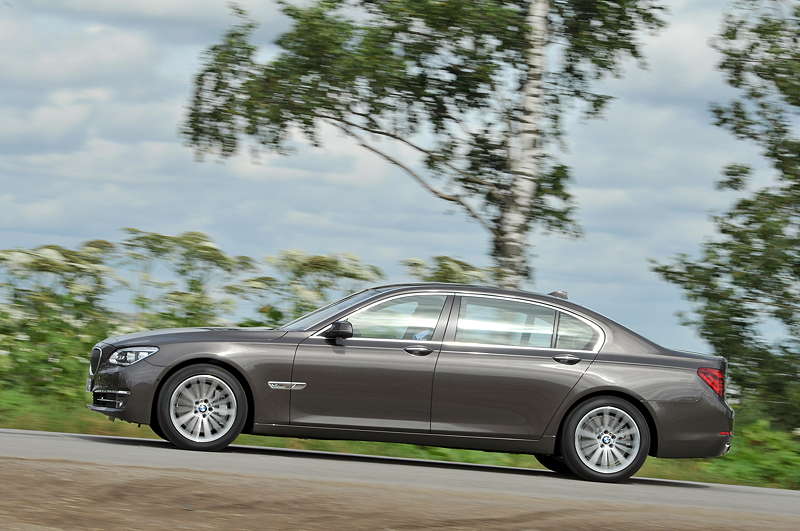 BMW 750Li (F02 LCI) on location in St. Petersburg