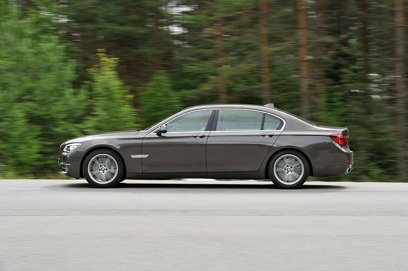 BMW 750Li (F02 LCI) on location in St. Petersburg