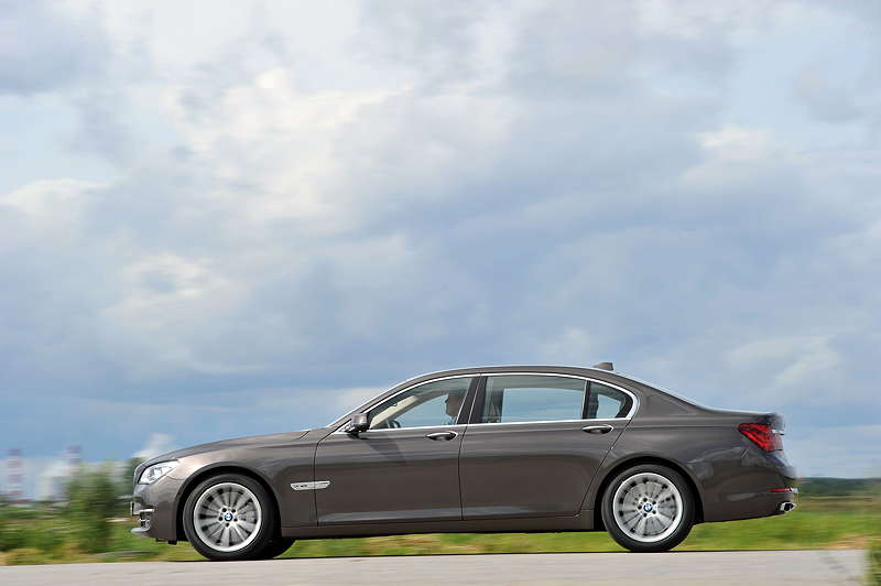 BMW 750Li (F02 LCI) on location in St. Petersburg