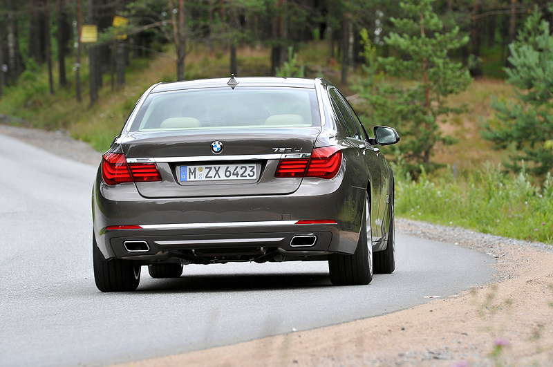 BMW 750Li (F02 LCI) on location in St. Petersburg