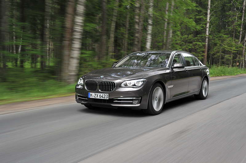 BMW 750Li (F02 LCI) on location in St. Petersburg