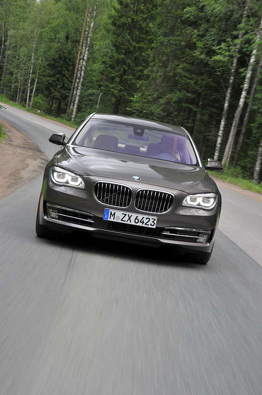 BMW 750Li (F02 LCI) on location in St. Petersburg
