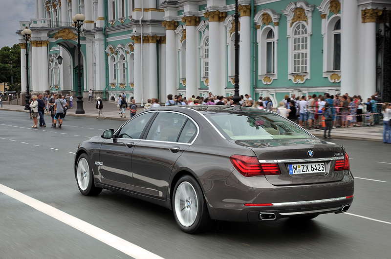 BMW 750Li (F02 LCI) on location in St. Petersburg