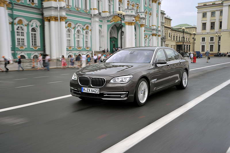 BMW 750Li (F02 LCI) on location in St. Petersburg