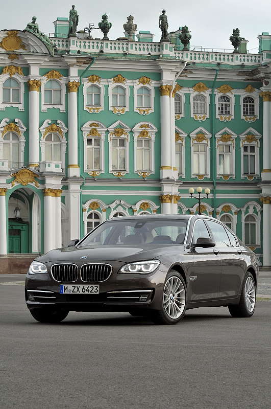 BMW 750Li (F02 LCI) on location in St. Petersburg