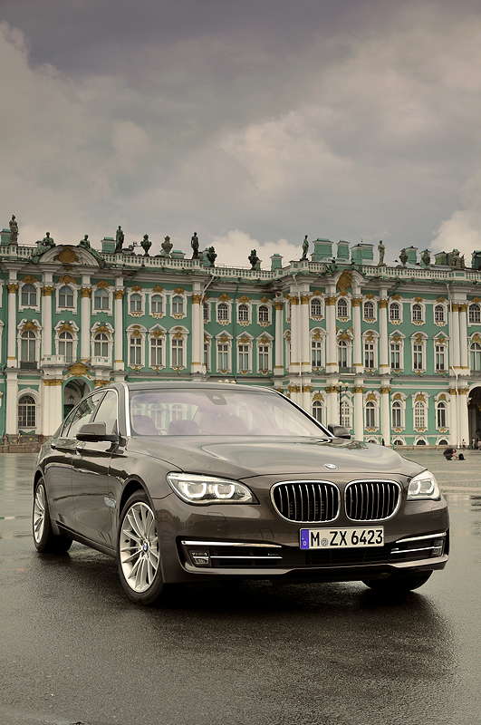 BMW 750Li (F02 LCI) on location in St. Petersburg