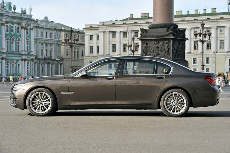 BMW 750Li (F02 LCI) on location in St. Petersburg