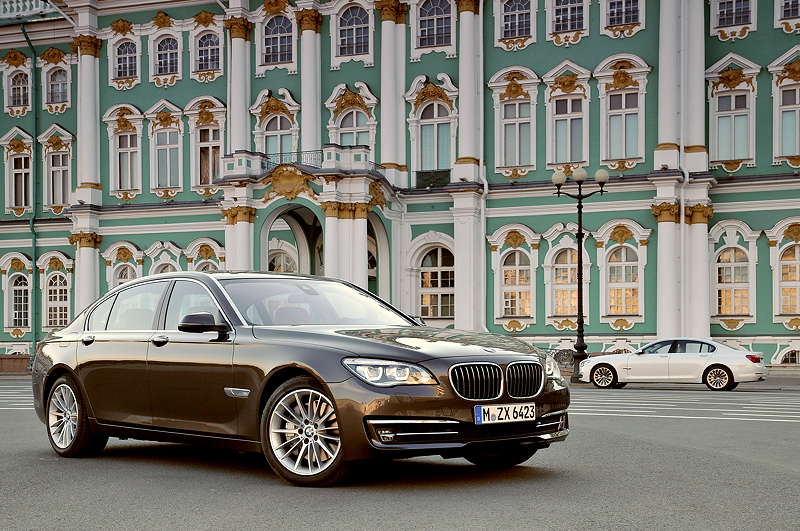 BMW 750Li (F02 LCI) on location in St. Petersburg
