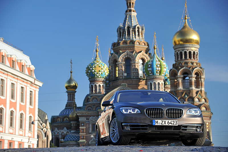 BMW 750Li (F02 LCI) on location in St. Petersburg