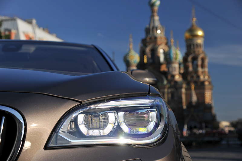 BMW 750Li (F02 LCI) on location in St. Petersburg