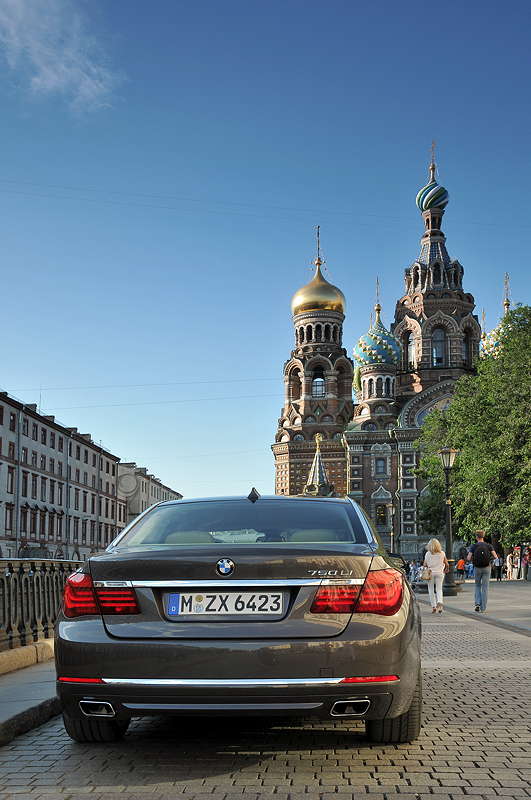 BMW 750Li (F02 LCI) on location in St. Petersburg