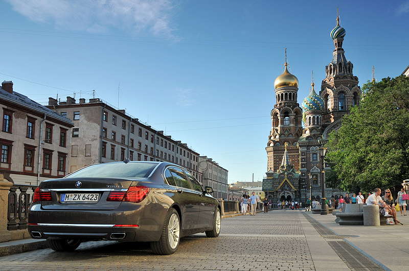 BMW 750Li (F02 LCI) on location in St. Petersburg