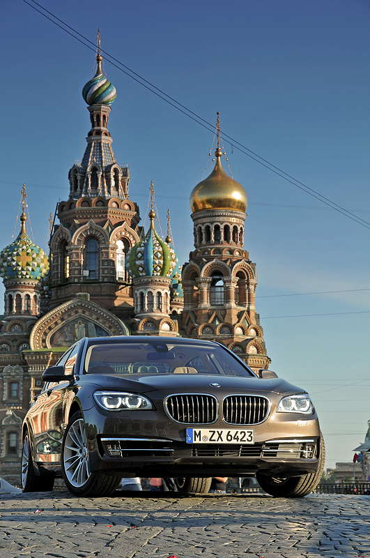 BMW 750Li (F02 LCI) on location in St. Petersburg