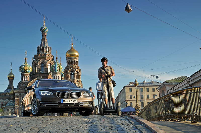 BMW 750Li (F02 LCI) on location in St. Petersburg