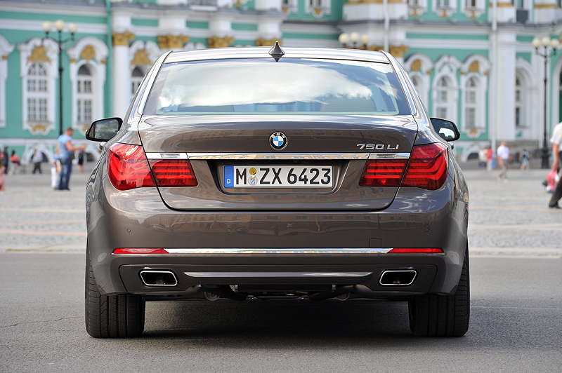 BMW 750Li (F02 LCI) on location in St. Petersburg