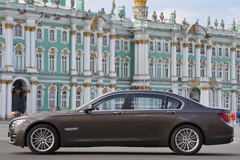 BMW 750Li (F02 LCI) on location in St. Petersburg