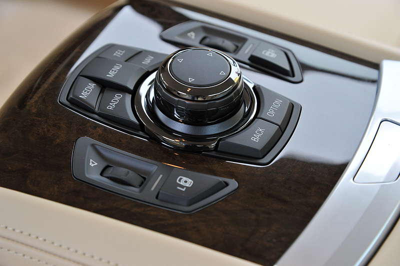 BMW 750Li (F02 LCI), Mittelkonsole hinten mit iDrive Controller