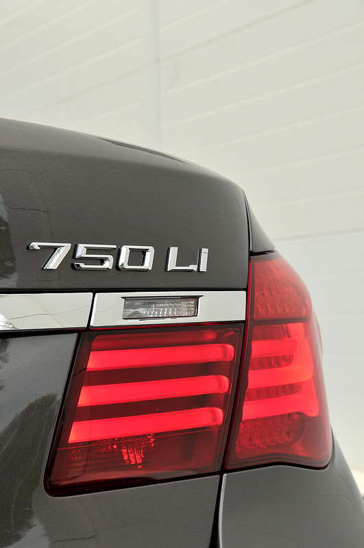 BMW 750Li (F02), Typschild auf der Heckklappe