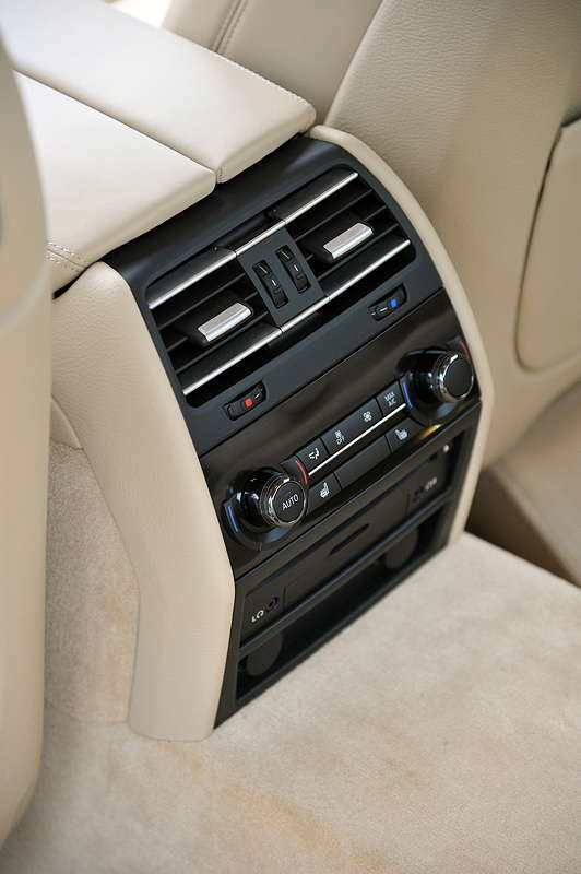 BMW 750Li (F02), Mittelkonsole hinten