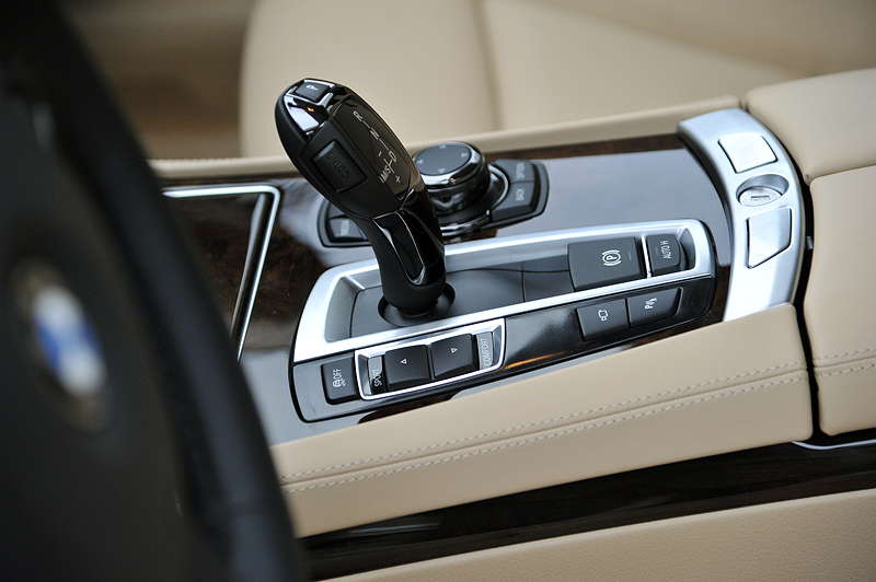 BMW 750Li (F02 LCI), Mittelkonsole mit iDrive Controller und Schalthebel vorne