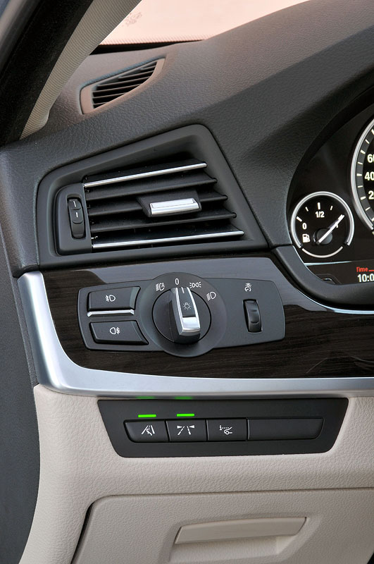 BMW ActiveHybrid 5, Licht-Drehschalter, darunter Assistenzsysteme Tasten