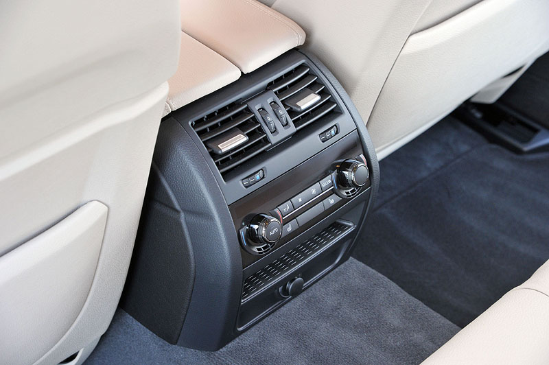 BMW ActiveHybrid 5, Mittelkonsole im Fond mit 4-Zonen-Klimatisierung