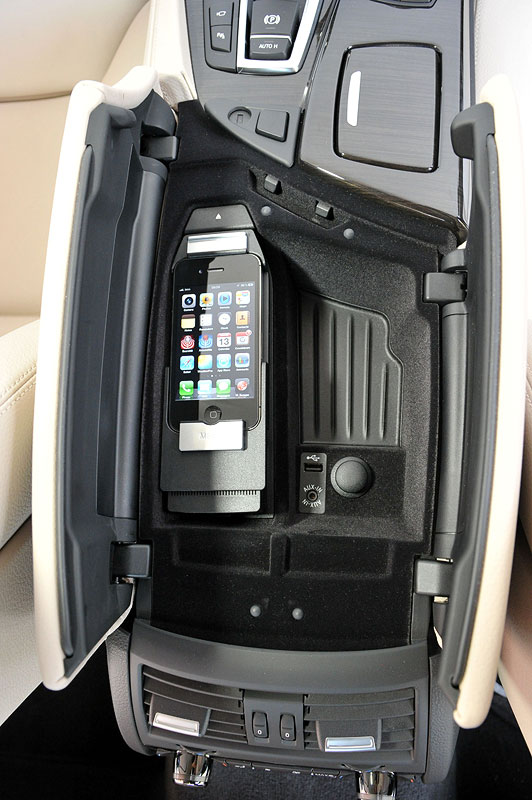 BMW ActiveHybrid 5, Mittelarmlehne mit iPhone Adapter
