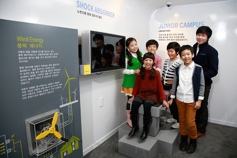 Junior Campus BMW Korea Future Fund. Kinder am Modul zur Erluterung des Stodmpfers.