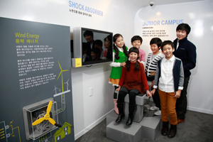Junior Campus BMW Korea Future Fund. Kinder am Modul zur Erl&auml;uterung des Sto&szlig;d&auml;mpfers.
