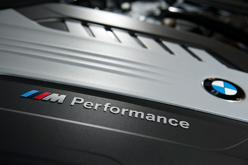 BMW M550d xDrive, Performance Schriftzug auf der Motorhaube