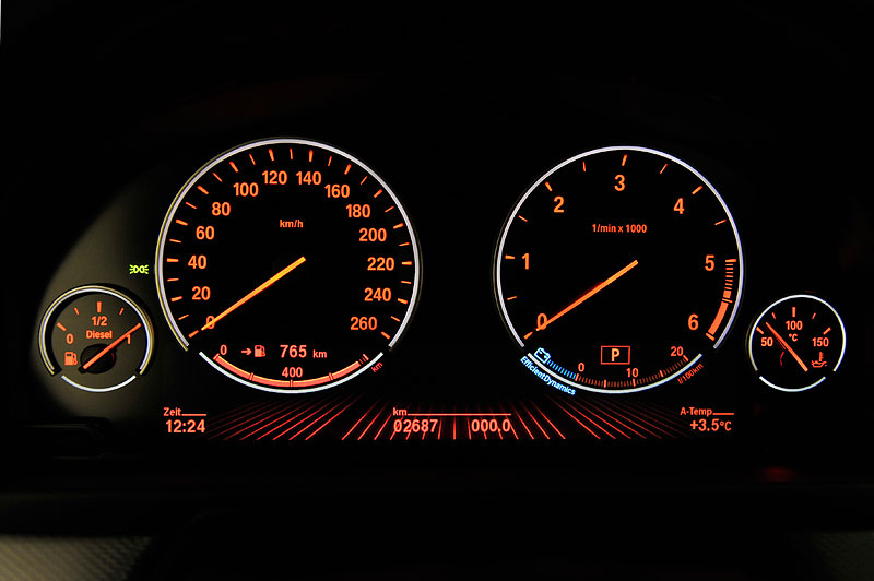 BMW M550d xDrive, Tacho-Instrumente, Nachtbeleuchtung