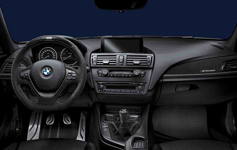Foto: BMW 1er, BMW M Performance Lenkrad Alcantara mit Blende Carbon und  Race-Display (vergrößert)