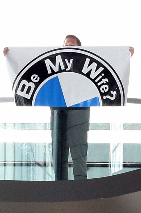 Heiratsantrag in der BMW Welt: Fnf Automobilabholer stellten bei der Auslieferung ihres Fahrzeugs die Frage aller Fragen.