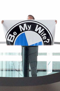 Heiratsantrag in der BMW Welt: Fnf Automobilabholer stellten bei der Auslieferung ihres Fahrzeugs die Frage aller Fragen.