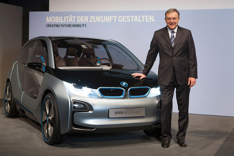 Dr. Norbert Reithofer, Vorsitzender des Vorstands der BMW AG, neben dem BMW i3 Concept. BMW Group Bilanzpressekonferenz am 13. M�rz 2012 in M�nchen