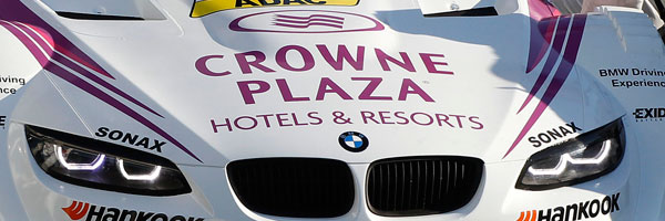 BMW M3 DTM Fahrzeug mit Crowne Plaza Hotel Werbung