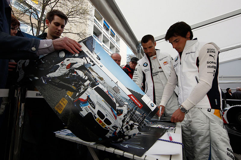 Wiesbaden, 22. April 2012. DTM Pr�sentation. Martin Tomczyk und Bruno Spengler. Autogrammstunde.